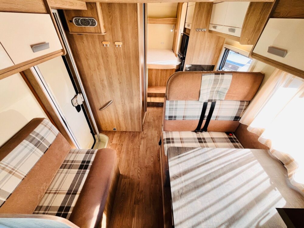 P.L.A. HAPPY 390 QUEENSBED HUBBED LUIFEL P.L.A. | Halfintegraal | Eerste toelating: 09/2018 | 17.400 km | 4 slaapplaatsen | Toegestaan totaalgewicht: 3.500 kg - Afbeelding 8