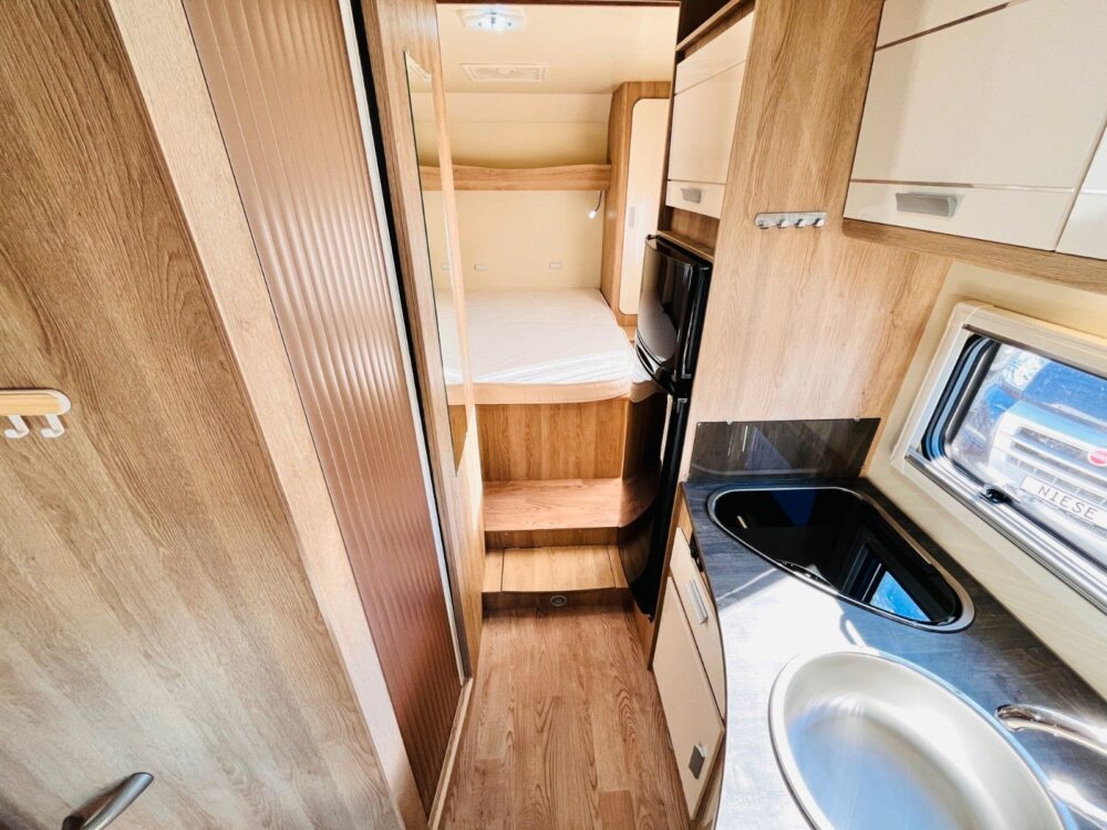 P.L.A. HAPPY 390 QUEENSBED HUBBED LUIFEL P.L.A. | Halfintegraal | Eerste toelating: 09/2018 | 17.400 km | 4 slaapplaatsen | Toegestaan totaalgewicht: 3.500 kg - Afbeelding 9