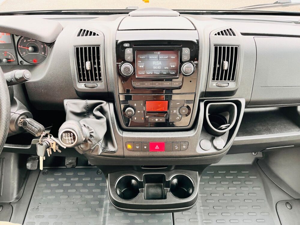 Globe-Traveller Voyager Z – Enkelbedden, Klapbed, SAT-TV & Zonnepaneel! Globe-Traveller | Buscamper | Eerste toelating: 02/2018 | 64.800 km | 4 slaapplaatsen | Max. gewicht: 4.250 kg - Afbeelding 4