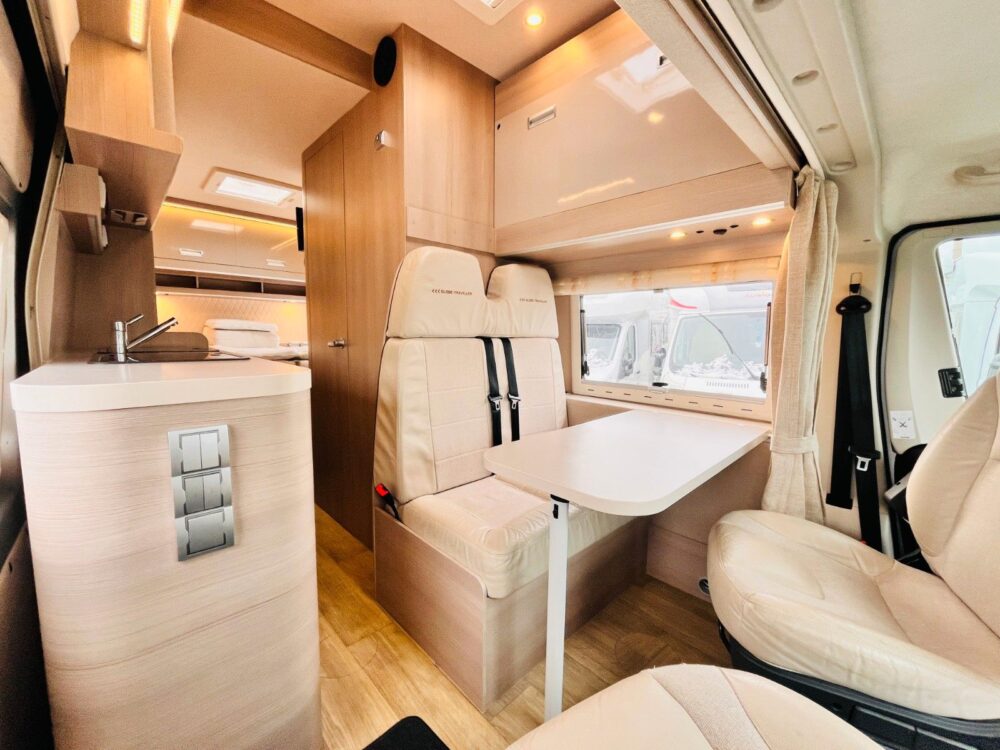 Globe-Traveller Voyager Z – Enkelbedden, Klapbed, SAT-TV & Zonnepaneel! Globe-Traveller | Buscamper | Eerste toelating: 02/2018 | 64.800 km | 4 slaapplaatsen | Max. gewicht: 4.250 kg - Afbeelding 8