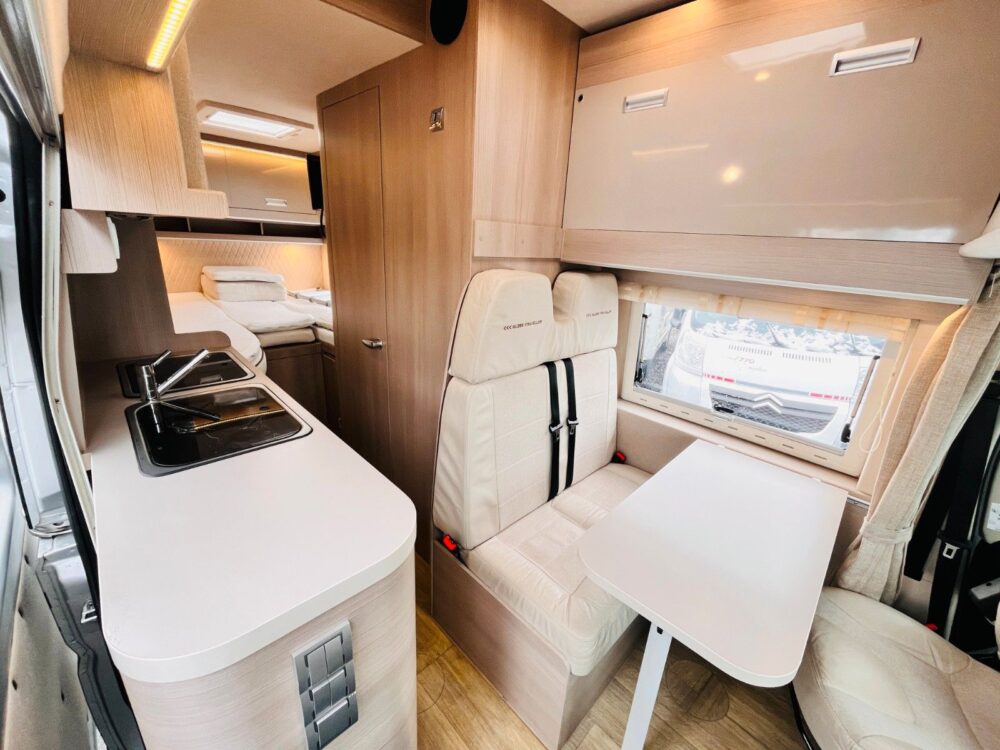 Globe-Traveller Voyager Z – Enkelbedden, Klapbed, SAT-TV & Zonnepaneel! Globe-Traveller | Buscamper | Eerste toelating: 02/2018 | 64.800 km | 4 slaapplaatsen | Max. gewicht: 4.250 kg - Afbeelding 11
