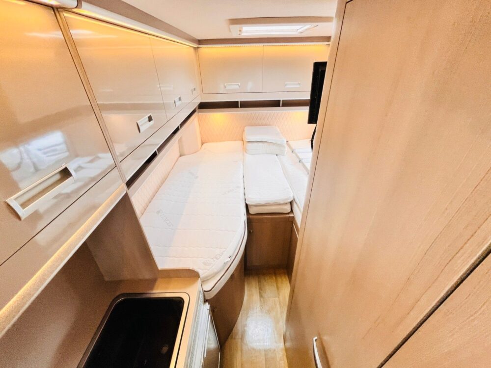 Globe-Traveller Voyager Z – Enkelbedden, Klapbed, SAT-TV & Zonnepaneel! Globe-Traveller | Buscamper | Eerste toelating: 02/2018 | 64.800 km | 4 slaapplaatsen | Max. gewicht: 4.250 kg - Afbeelding 12