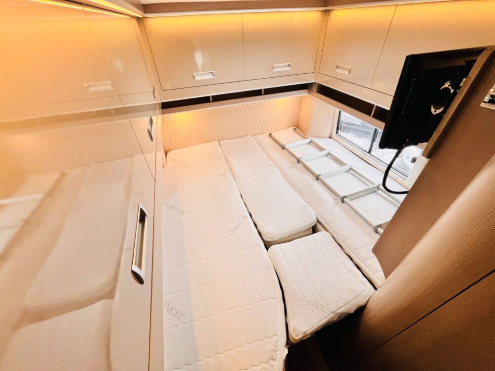 Globe-Traveller Voyager Z – Enkelbedden, Klapbed, SAT-TV & Zonnepaneel! Globe-Traveller | Buscamper | Eerste toelating: 02/2018 | 64.800 km | 4 slaapplaatsen | Max. gewicht: 4.250 kg - Afbeelding 13