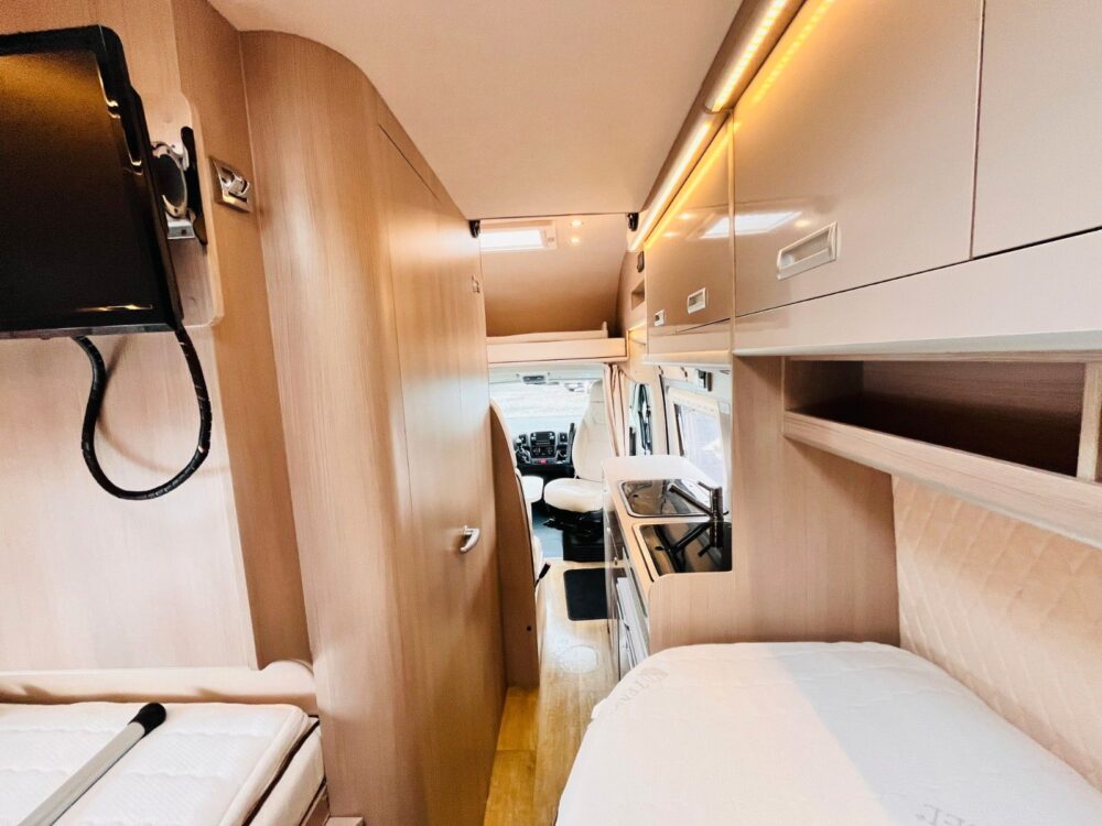 Globe-Traveller Voyager Z – Enkelbedden, Klapbed, SAT-TV & Zonnepaneel! Globe-Traveller | Buscamper | Eerste toelating: 02/2018 | 64.800 km | 4 slaapplaatsen | Max. gewicht: 4.250 kg - Afbeelding 14