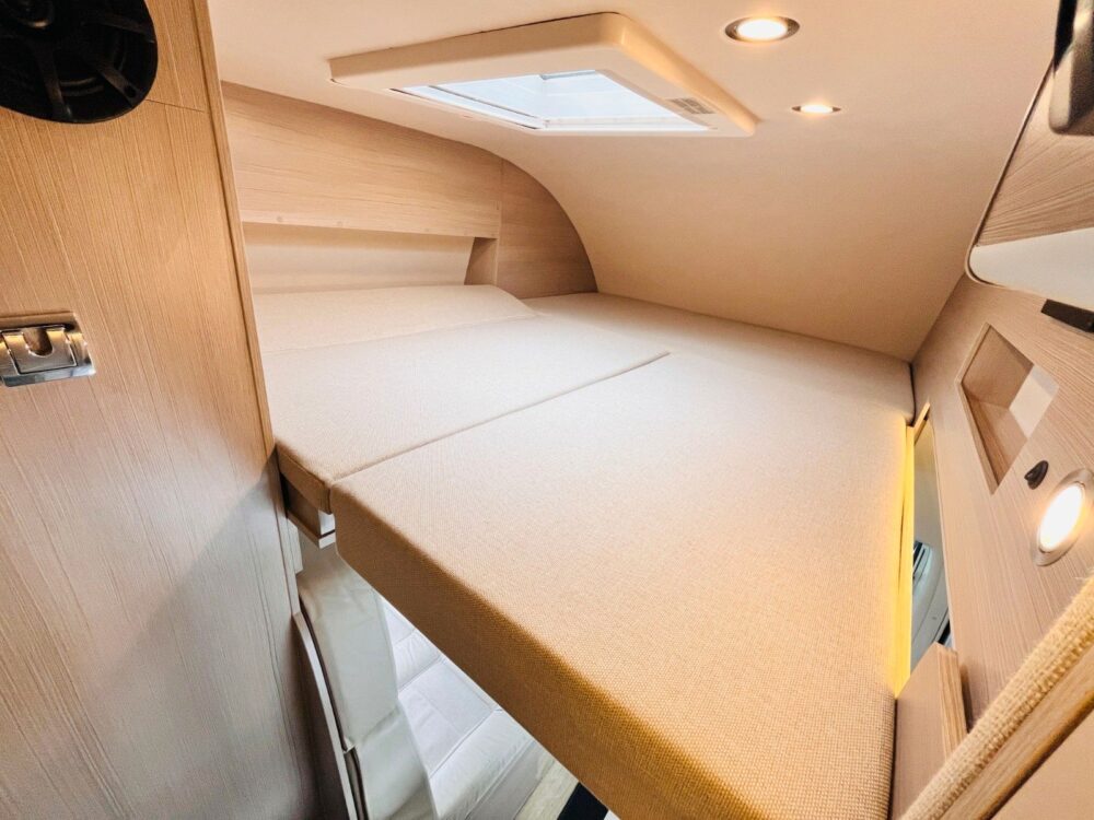 Globe-Traveller Voyager Z – Enkelbedden, Klapbed, SAT-TV & Zonnepaneel! Globe-Traveller | Buscamper | Eerste toelating: 02/2018 | 64.800 km | 4 slaapplaatsen | Max. gewicht: 4.250 kg - Afbeelding 15