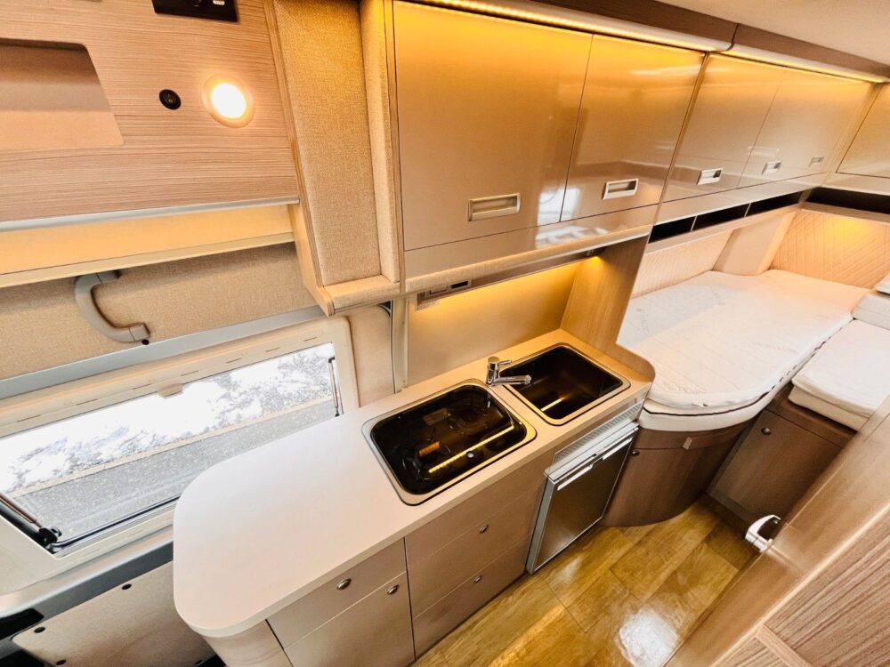Globe-Traveller Voyager Z – Enkelbedden, Klapbed, SAT-TV & Zonnepaneel! Globe-Traveller | Buscamper | Eerste toelating: 02/2018 | 64.800 km | 4 slaapplaatsen | Max. gewicht: 4.250 kg - Afbeelding 16