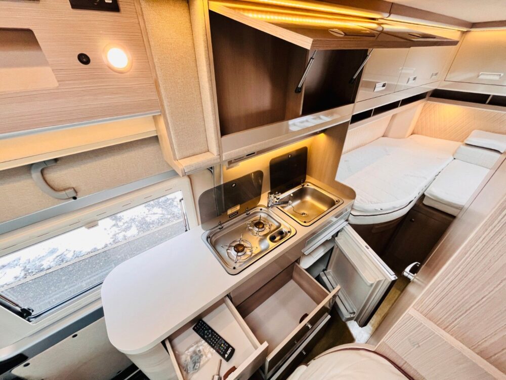 Globe-Traveller Voyager Z – Enkelbedden, Klapbed, SAT-TV & Zonnepaneel! Globe-Traveller | Buscamper | Eerste toelating: 02/2018 | 64.800 km | 4 slaapplaatsen | Max. gewicht: 4.250 kg - Afbeelding 18