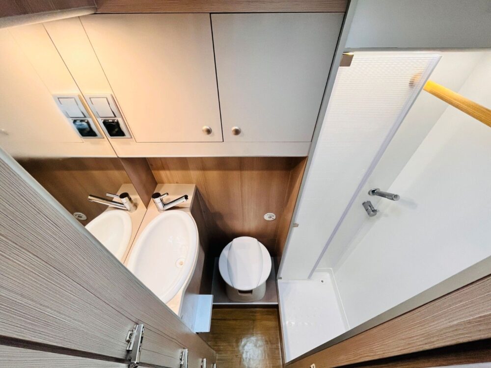 Globe-Traveller Voyager Z – Enkelbedden, Klapbed, SAT-TV & Zonnepaneel! Globe-Traveller | Buscamper | Eerste toelating: 02/2018 | 64.800 km | 4 slaapplaatsen | Max. gewicht: 4.250 kg - Afbeelding 20