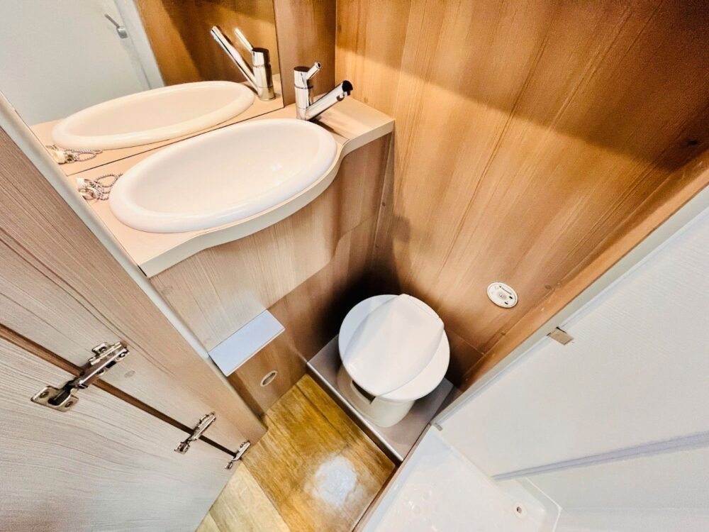 Globe-Traveller Voyager Z – Enkelbedden, Klapbed, SAT-TV & Zonnepaneel! Globe-Traveller | Buscamper | Eerste toelating: 02/2018 | 64.800 km | 4 slaapplaatsen | Max. gewicht: 4.250 kg - Afbeelding 21