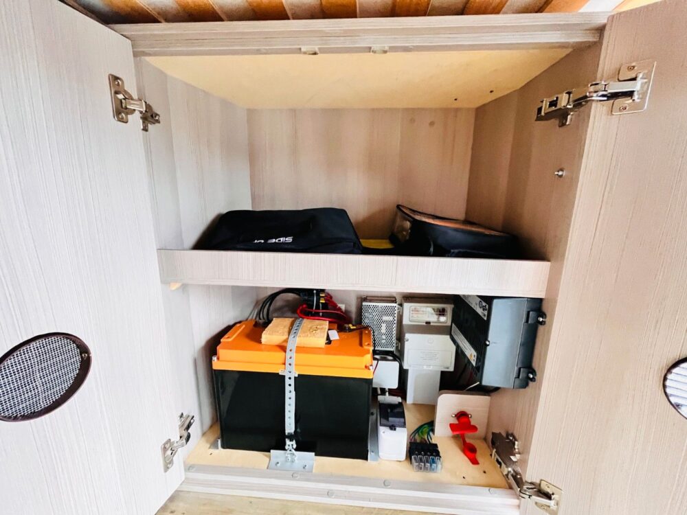 Globe-Traveller Voyager Z – Enkelbedden, Klapbed, SAT-TV & Zonnepaneel! Globe-Traveller | Buscamper | Eerste toelating: 02/2018 | 64.800 km | 4 slaapplaatsen | Max. gewicht: 4.250 kg - Afbeelding 24