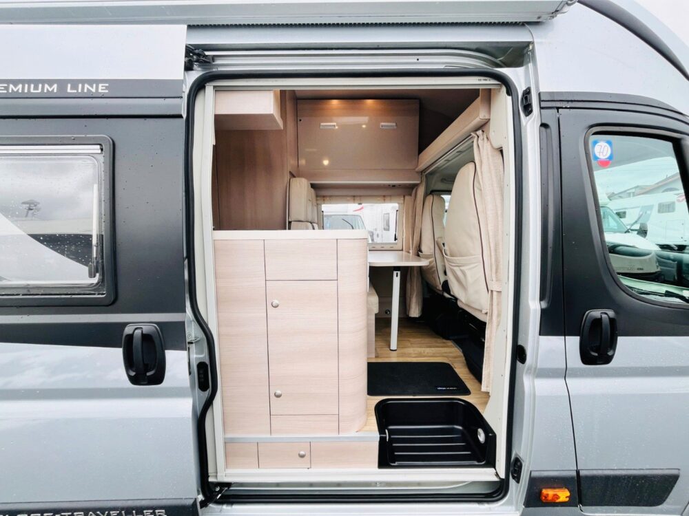 Globe-Traveller Voyager Z – Enkelbedden, Klapbed, SAT-TV & Zonnepaneel! Globe-Traveller | Buscamper | Eerste toelating: 02/2018 | 64.800 km | 4 slaapplaatsen | Max. gewicht: 4.250 kg - Afbeelding 3