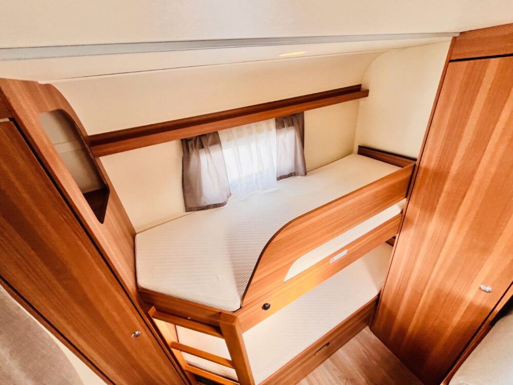 CARAONE 500 FDK ETAGENBETTEN FRANZ.BETT Weinsberg | Caravans | Eerste toelating: 04/2019 | 6 Slaapplaatsen | Toegestane totaalgewicht: 1.350 kg - Afbeelding 12