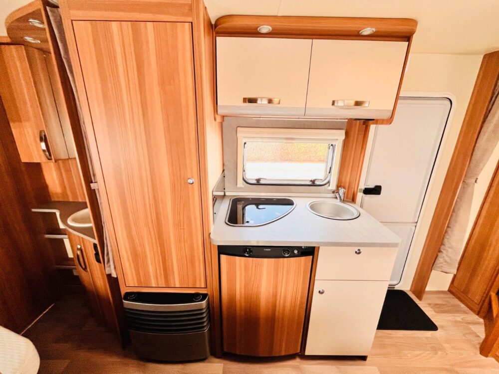 CARAONE 500 FDK ETAGENBETTEN FRANZ.BETT Weinsberg | Caravans | Eerste toelating: 04/2019 | 6 Slaapplaatsen | Toegestane totaalgewicht: 1.350 kg - Afbeelding 16