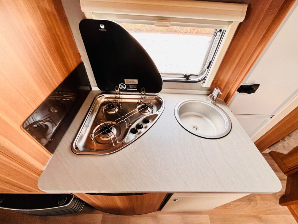 CARAONE 500 FDK ETAGENBETTEN FRANZ.BETT Weinsberg | Caravans | Eerste toelating: 04/2019 | 6 Slaapplaatsen | Toegestane totaalgewicht: 1.350 kg - Afbeelding 17