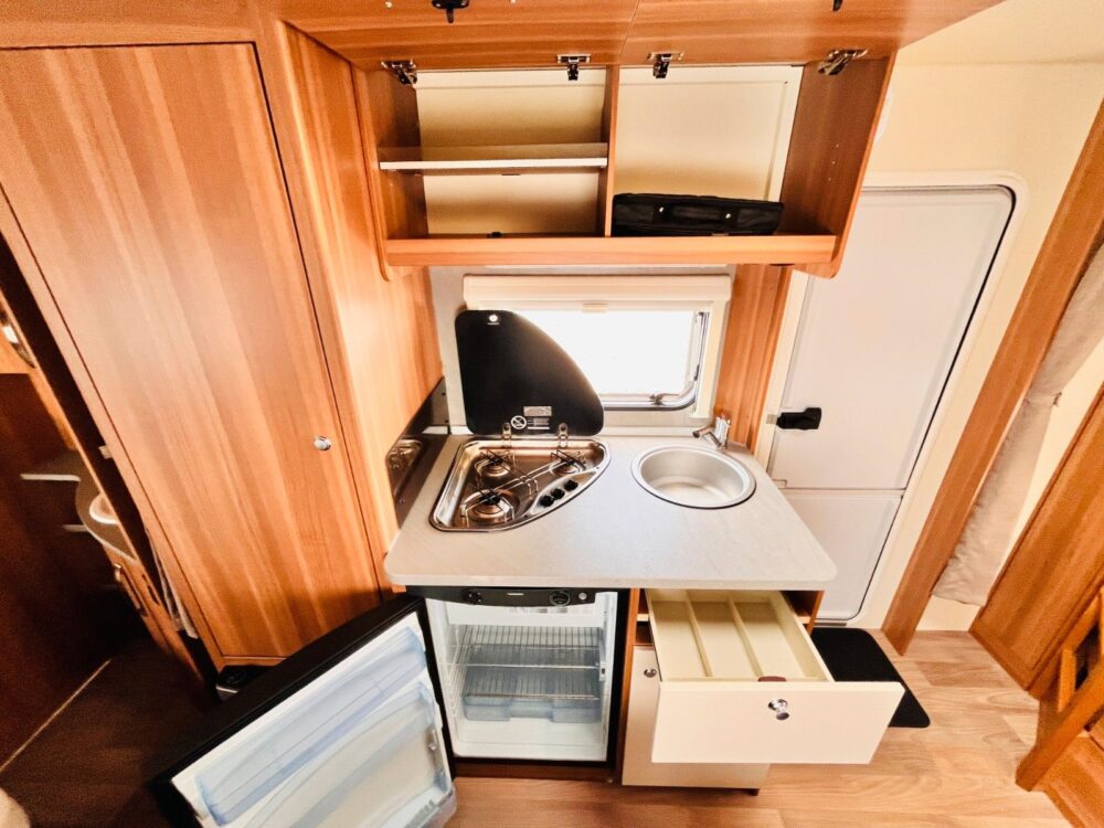 CARAONE 500 FDK ETAGENBETTEN FRANZ.BETT Weinsberg | Caravans | Eerste toelating: 04/2019 | 6 Slaapplaatsen | Toegestane totaalgewicht: 1.350 kg - Afbeelding 19