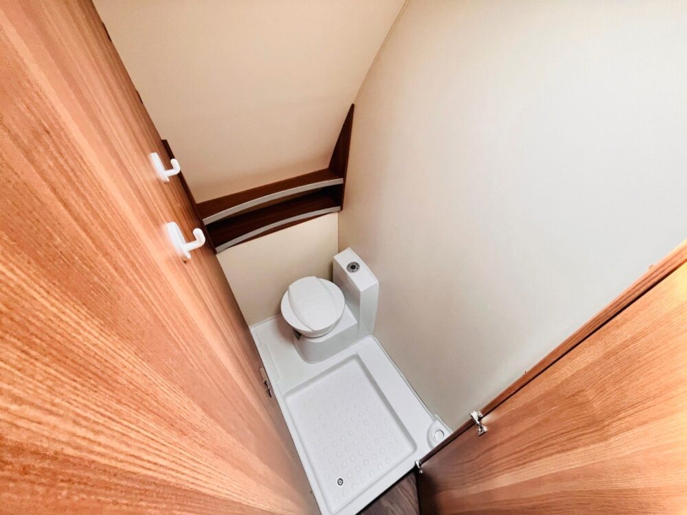 CARAONE 500 FDK ETAGENBETTEN FRANZ.BETT Weinsberg | Caravans | Eerste toelating: 04/2019 | 6 Slaapplaatsen | Toegestane totaalgewicht: 1.350 kg - Afbeelding 26