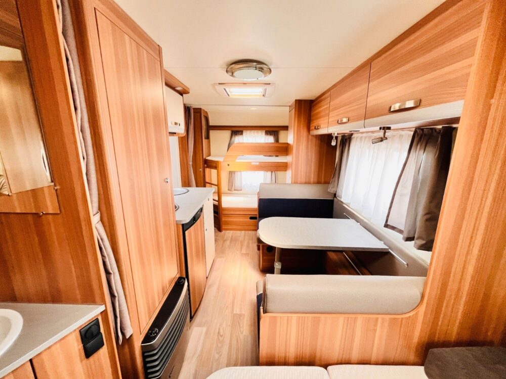 CARAONE 500 FDK ETAGENBETTEN FRANZ.BETT Weinsberg | Caravans | Eerste toelating: 04/2019 | 6 Slaapplaatsen | Toegestane totaalgewicht: 1.350 kg - Afbeelding 8