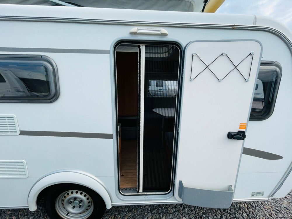 HYMER / ERIBA / HYMERCAR FEELING 425 QUERBETT OPKLAPDACH HYMER / ERIBA / HYMERCAR | Caravans | Eerste toelating: 10/2015 | 3 Slaapplaatsen | Toegestane totaalgewicht: 1.300 kg - Afbeelding 7