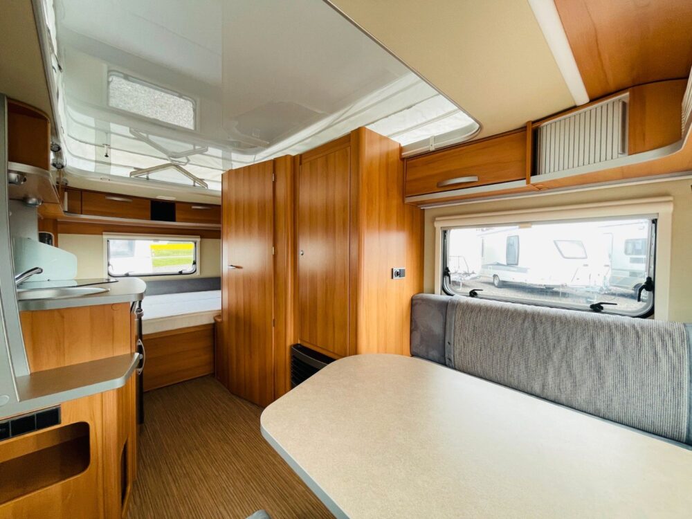 HYMER / ERIBA / HYMERCAR FEELING 425 QUERBETT OPKLAPDACH HYMER / ERIBA / HYMERCAR | Caravans | Eerste toelating: 10/2015 | 3 Slaapplaatsen | Toegestane totaalgewicht: 1.300 kg - Afbeelding 8