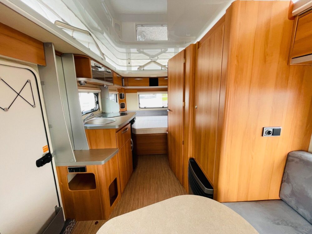 HYMER / ERIBA / HYMERCAR FEELING 425 QUERBETT OPKLAPDACH HYMER / ERIBA / HYMERCAR | Caravans | Eerste toelating: 10/2015 | 3 Slaapplaatsen | Toegestane totaalgewicht: 1.300 kg - Afbeelding 9