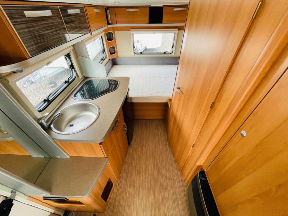 HYMER / ERIBA / HYMERCAR FEELING 425 QUERBETT OPKLAPDACH HYMER / ERIBA / HYMERCAR | Caravans | Eerste toelating: 10/2015 | 3 Slaapplaatsen | Toegestane totaalgewicht: 1.300 kg - Afbeelding 10