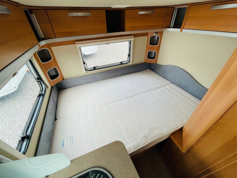 HYMER / ERIBA / HYMERCAR FEELING 425 QUERBETT OPKLAPDACH HYMER / ERIBA / HYMERCAR | Caravans | Eerste toelating: 10/2015 | 3 Slaapplaatsen | Toegestane totaalgewicht: 1.300 kg - Afbeelding 12