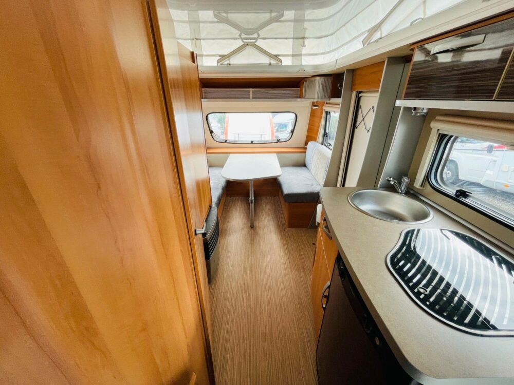 HYMER / ERIBA / HYMERCAR FEELING 425 QUERBETT OPKLAPDACH HYMER / ERIBA / HYMERCAR | Caravans | Eerste toelating: 10/2015 | 3 Slaapplaatsen | Toegestane totaalgewicht: 1.300 kg - Afbeelding 13