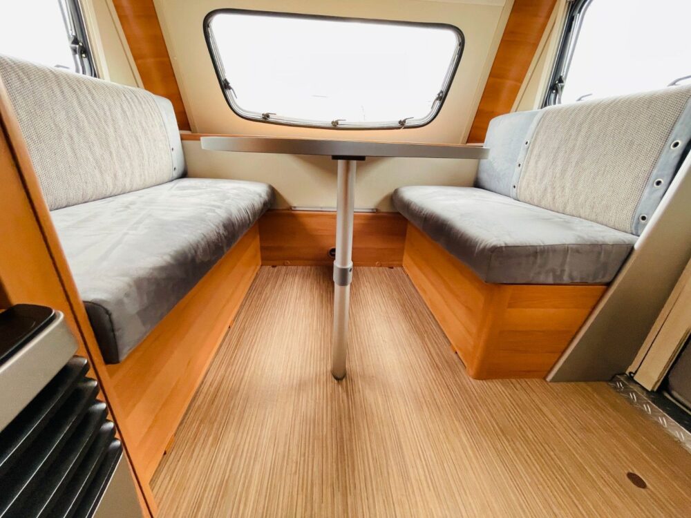 HYMER / ERIBA / HYMERCAR FEELING 425 QUERBETT OPKLAPDACH HYMER / ERIBA / HYMERCAR | Caravans | Eerste toelating: 10/2015 | 3 Slaapplaatsen | Toegestane totaalgewicht: 1.300 kg - Afbeelding 17