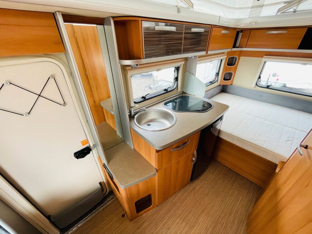 HYMER / ERIBA / HYMERCAR FEELING 425 QUERBETT OPKLAPDACH HYMER / ERIBA / HYMERCAR | Caravans | Eerste toelating: 10/2015 | 3 Slaapplaatsen | Toegestane totaalgewicht: 1.300 kg - Afbeelding 18