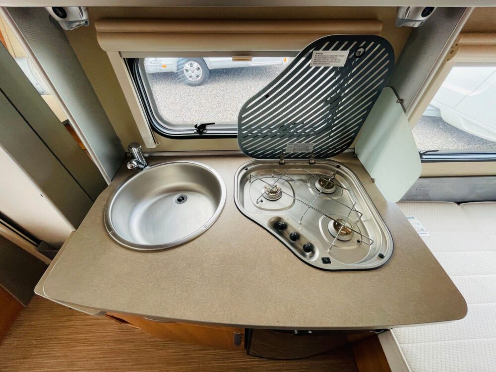 HYMER / ERIBA / HYMERCAR FEELING 425 QUERBETT OPKLAPDACH HYMER / ERIBA / HYMERCAR | Caravans | Eerste toelating: 10/2015 | 3 Slaapplaatsen | Toegestane totaalgewicht: 1.300 kg - Afbeelding 19