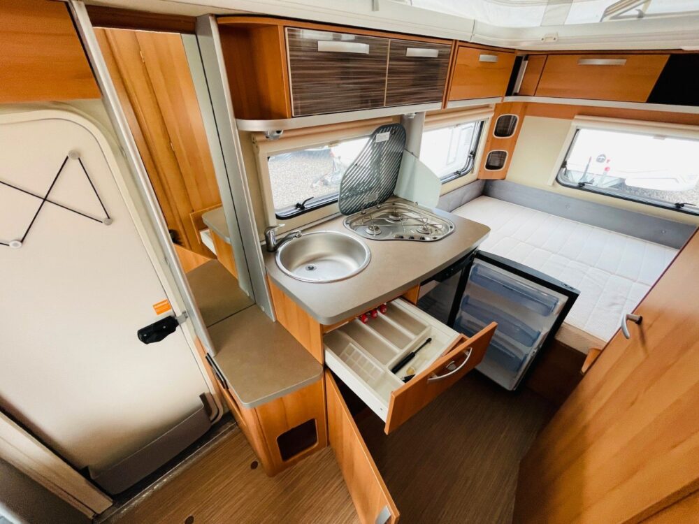 HYMER / ERIBA / HYMERCAR FEELING 425 QUERBETT OPKLAPDACH HYMER / ERIBA / HYMERCAR | Caravans | Eerste toelating: 10/2015 | 3 Slaapplaatsen | Toegestane totaalgewicht: 1.300 kg - Afbeelding 20