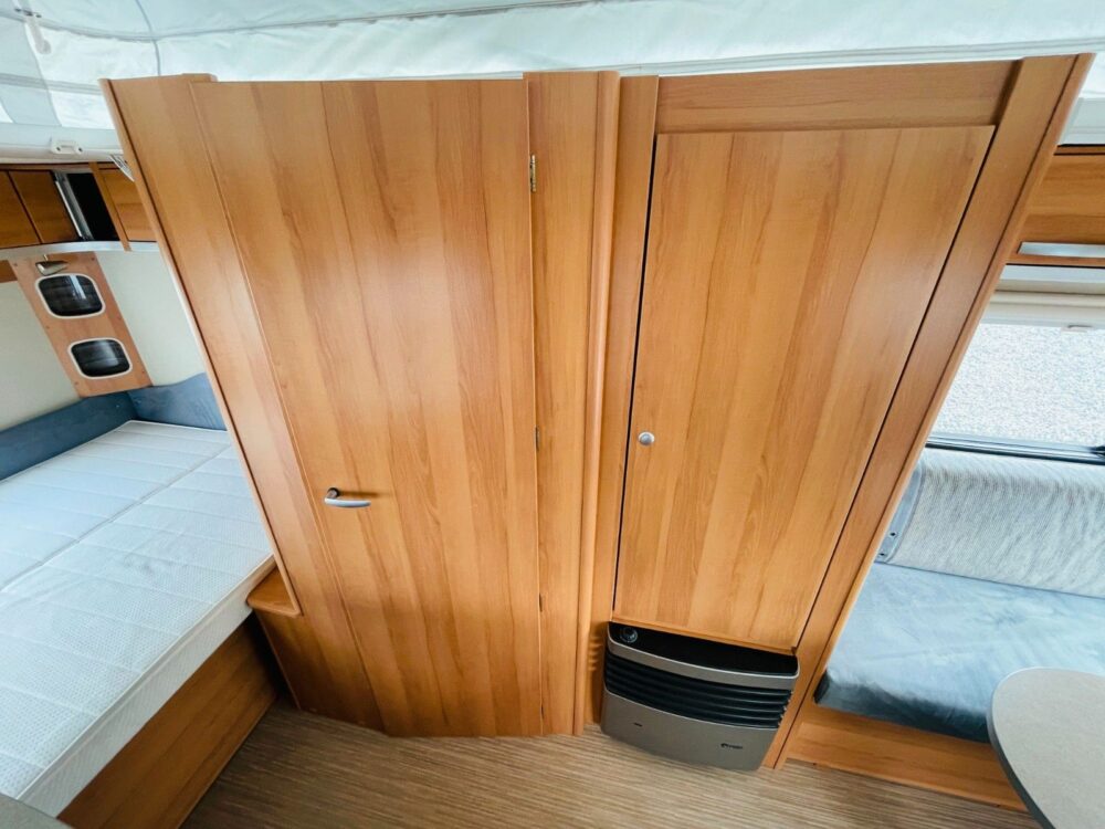 HYMER / ERIBA / HYMERCAR FEELING 425 QUERBETT OPKLAPDACH HYMER / ERIBA / HYMERCAR | Caravans | Eerste toelating: 10/2015 | 3 Slaapplaatsen | Toegestane totaalgewicht: 1.300 kg - Afbeelding 22