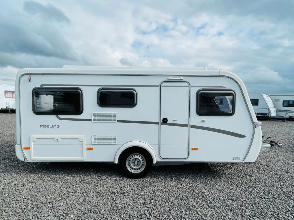 HYMER / ERIBA / HYMERCAR FEELING 425 QUERBETT OPKLAPDACH HYMER / ERIBA / HYMERCAR | Caravans | Eerste toelating: 10/2015 | 3 Slaapplaatsen | Toegestane totaalgewicht: 1.300 kg - Afbeelding 4