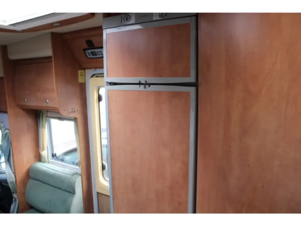Carthago chic T51 – Slechts 7,65 m, handgeschakeld | Slaapplaatsen: 4 | Eerste registratie: 03/2006 | 104.700 km | Vermogen: 107 pk | Totaalgewicht: 3.500 kg - Afbeelding 6
