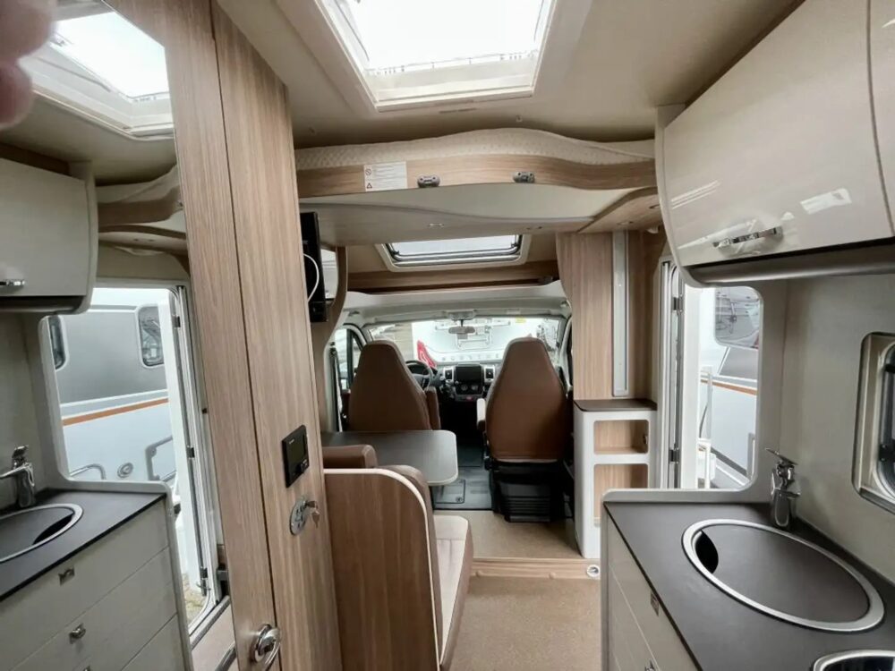 Bürstner Limited T 690 G – Slechts 6,98 m, Handgeschakeld | Slaapplaatsen: 4 | Eerste registratie: 03/2024 | 12.389 km | Vermogen: 165 pk | Totaalgewicht: 4.000 kg - Afbeelding 5