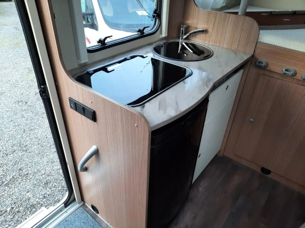 Carado T 132 Solar – Slechts 5,98 m, Handgeschakeld | Slaapplaatsen: 2 | Eerste registratie: 04/2018 | 27.330 km | Vermogen: 131 pk | Totaalgewicht: 3.500 kg - Afbeelding 6