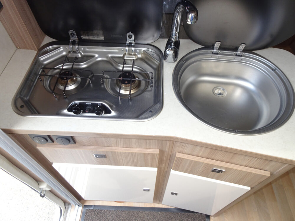 RAPIDO S6 – Slechts 6,4 m, handgeschakeld | Slaapplaatsen: 4 | Eerste registratie: 07/2016 | 88.800 km | Vermogen: 131 pk | Totaalgewicht: 3.500 kg - Afbeelding 6