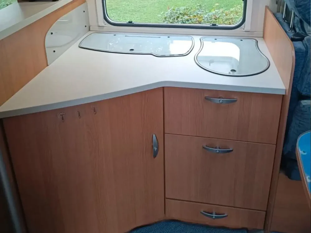 Knaus Sport TI700UFB – Slechts 7,26 m, Handgeschakeld | Slaapplaatsen: 4 | Eerste registratie: 11/2009 | 146.500 km | Vermogen: 158 pk | Totaalgewicht: 3.500 kg - Afbeelding 7