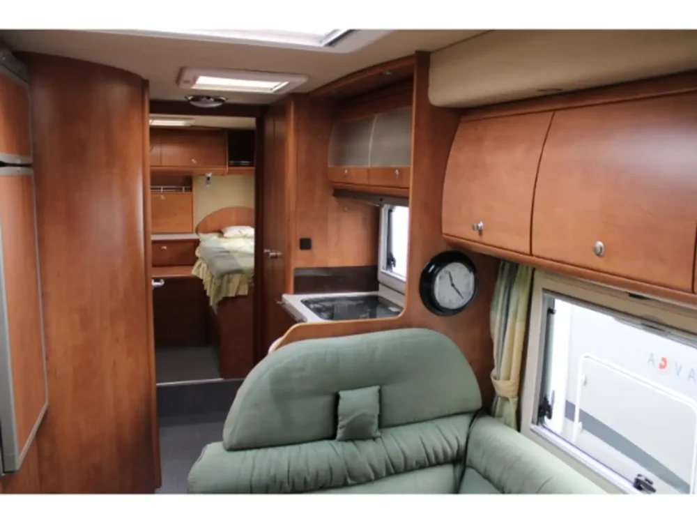 Carthago chic T51 – Slechts 7,65 m, handgeschakeld | Slaapplaatsen: 4 | Eerste registratie: 03/2006 | 104.700 km | Vermogen: 107 pk | Totaalgewicht: 3.500 kg - Afbeelding 8