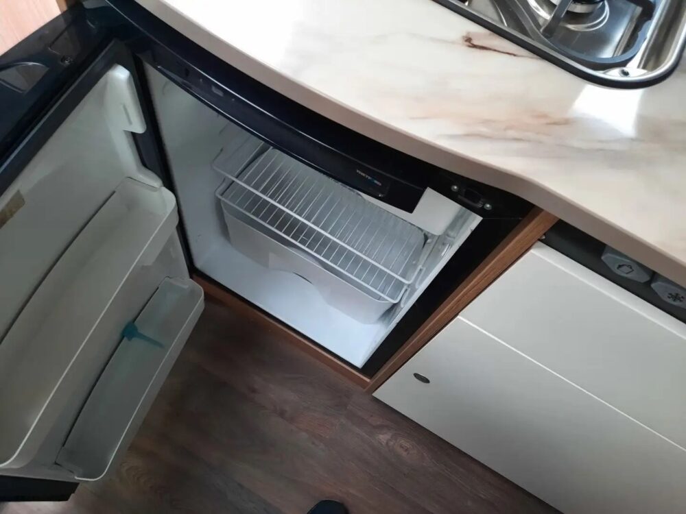 Carado T 132 Solar – Slechts 5,98 m, Handgeschakeld | Slaapplaatsen: 2 | Eerste registratie: 04/2018 | 27.330 km | Vermogen: 131 pk | Totaalgewicht: 3.500 kg - Afbeelding 8