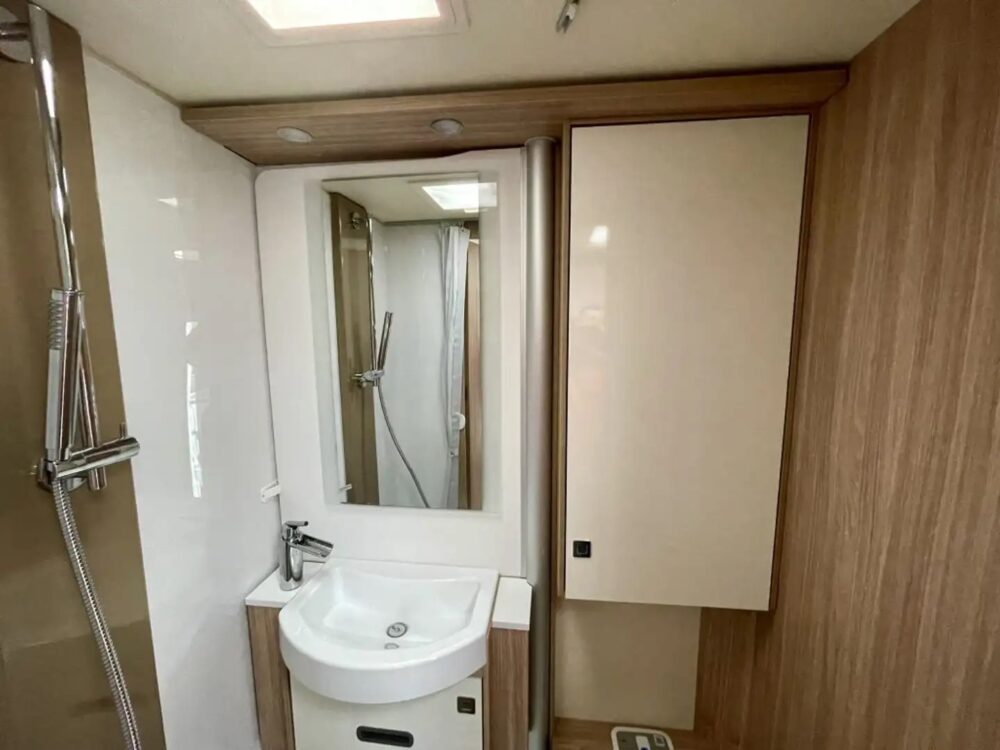 Bürstner Limited T 690 G – Slechts 6,98 m, Handgeschakeld | Slaapplaatsen: 4 | Eerste registratie: 03/2024 | 12.389 km | Vermogen: 165 pk | Totaalgewicht: 4.000 kg - Afbeelding 8