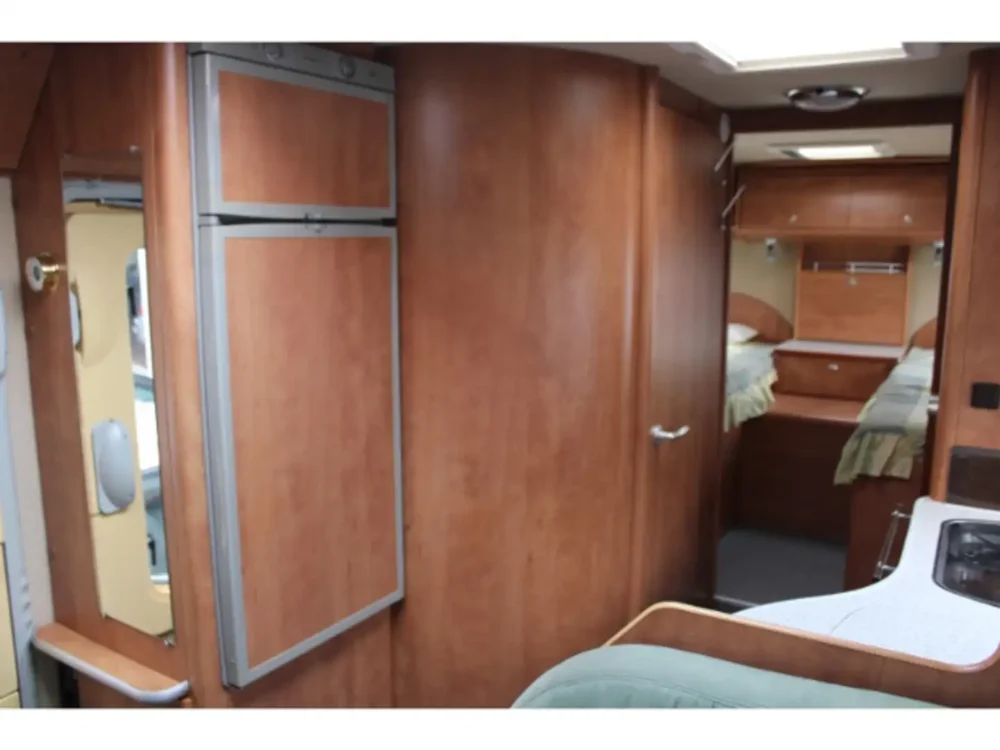 Carthago chic T51 – Slechts 7,65 m, handgeschakeld | Slaapplaatsen: 4 | Eerste registratie: 03/2006 | 104.700 km | Vermogen: 107 pk | Totaalgewicht: 3.500 kg - Afbeelding 9
