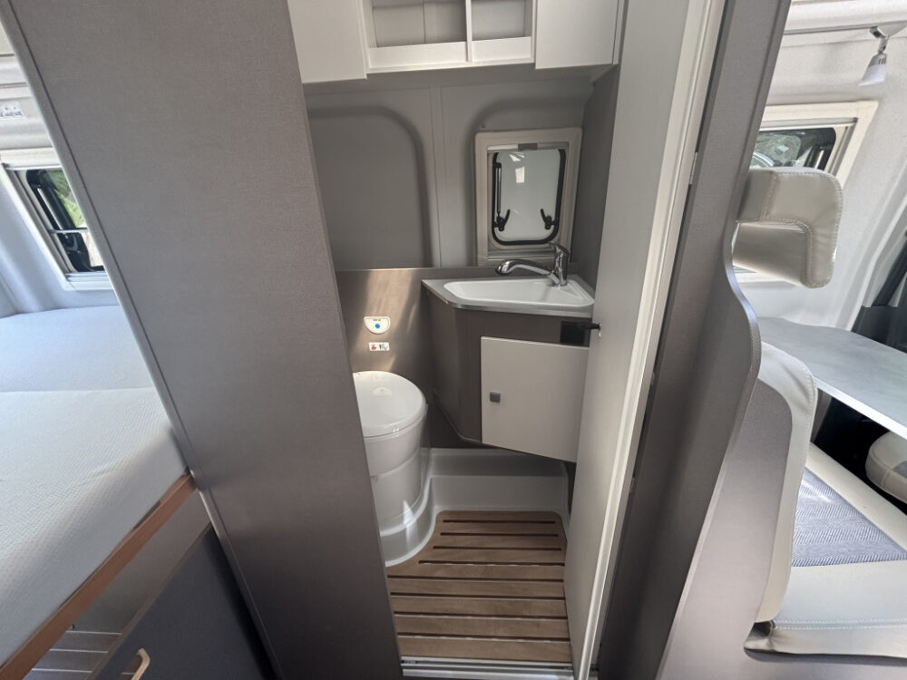 ETRUSCO 600 DF Complete Edition - 2023 - Slechts 5,98 m, automatische transmissie | Slaapplaatsen: 2 | Eerste registratie: 06/2023 | 21.100 km | Vermogen: 170 pk | Totaalgewicht: 3.500 kg - Afbeelding 9