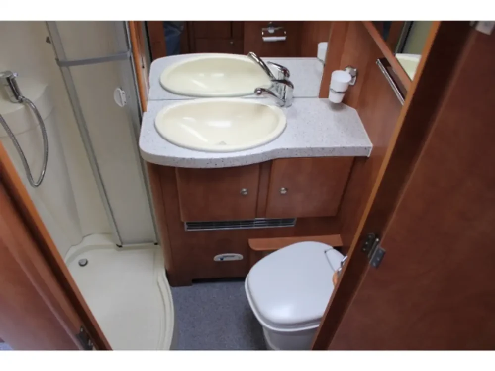 Carthago chic T51 – Slechts 7,65 m, handgeschakeld | Slaapplaatsen: 4 | Eerste registratie: 03/2006 | 104.700 km | Vermogen: 107 pk | Totaalgewicht: 3.500 kg - Afbeelding 10